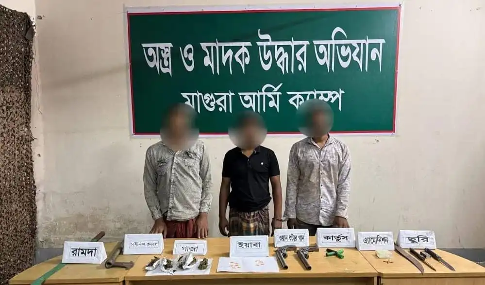 অভিযানে আটক ব্যক্তিরা ও উদ্ধারকৃত অস্ত্রের ছবি, বাংলাদেশ. Channel i News - চ্যানেল আই নিউজ