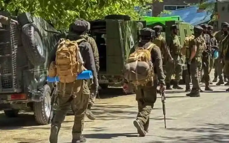 বাংলাদেশের সেনা ও আধাসেনা সদস্যরা মোবাইল ও অস্ত্র সহ প্রস্তুত।. Channel i News - চ্যানেল আই নিউজ