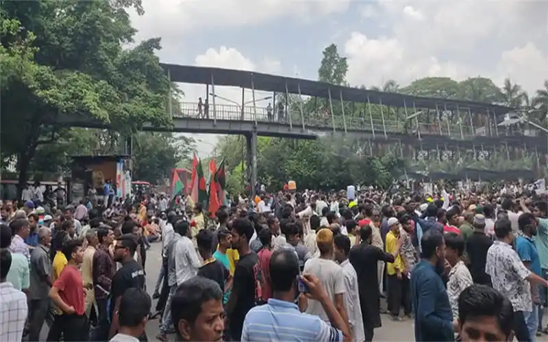 ইশরাকের শপথের দাবিতে রাজধানীতে সড়ক অবরোধের ছবি. Channel i News - চ্যানেল আই নিউজ