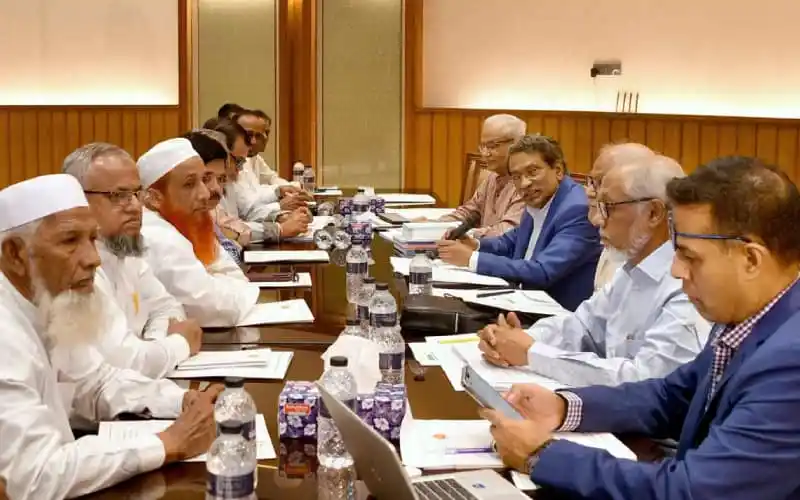 বৈঠকে অংশ নেওয়া নেতারা আলোচনা করছেন, টেবিলের পাশে বসে।. Channel i News - চ্যানেল আই নিউজ