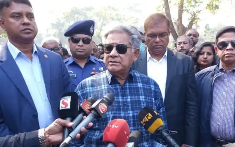 শ্রমিকদের পাওনা নিয়ে সাংবাদিকদের সঙ্গে কথা বলছেন নেতা. Channel i News - চ্যানেল আই নিউজ