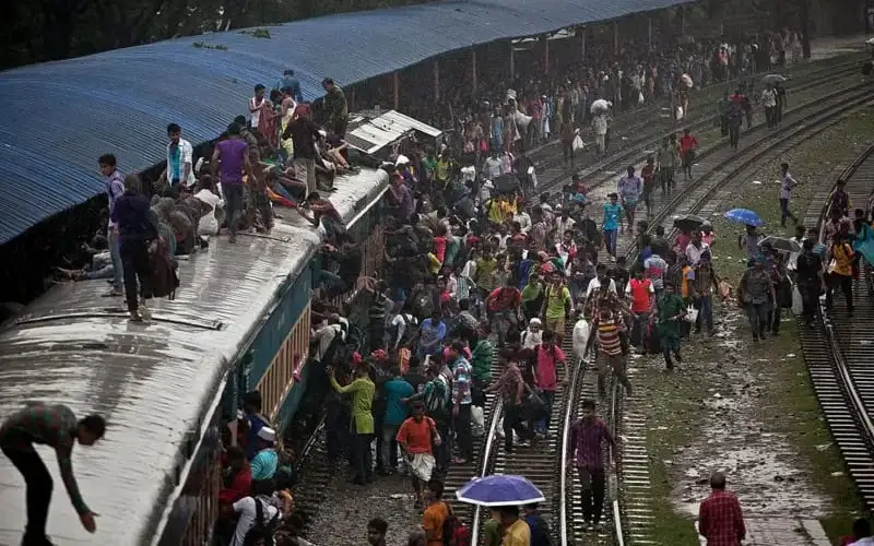 বৃষ্টির মধ্যে ট্রেন স্টেশনে হাজারো যাত্রী ভিড়. Channel i News - চ্যানেল আই নিউজ