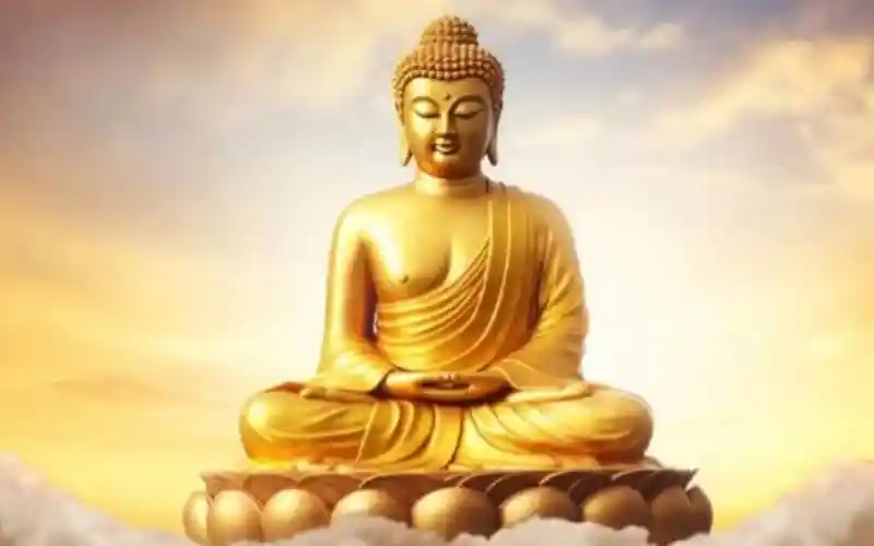 বুদ্ধের সোনালী মূর্তি, শান্তির প্রতীক, আকাশের পটভূমিতে. Channel i News - চ্যানেল আই নিউজ