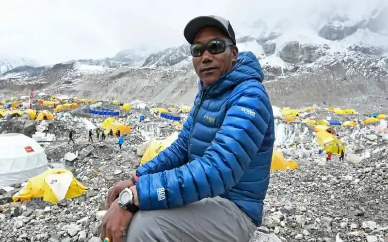 এভারেস্টে ওঠার রেকর্ডধারী ব্যক্তি পাহাড়ের পাদদেশে বসে. Channel i News - চ্যানেল আই নিউজ