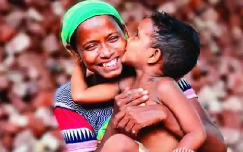 একজন মা ও শিশু প্রেমের স্পর্শে একে অপরকে আদর করছে. Channel i News - চ্যানেল আই নিউজ