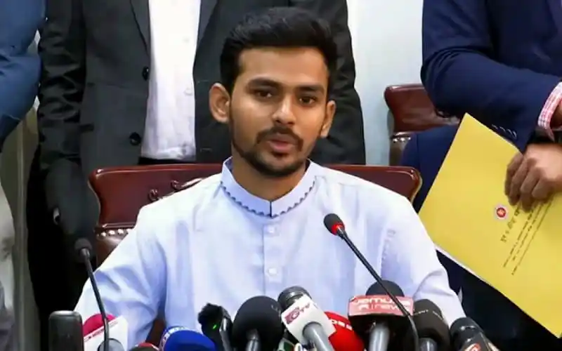 নেতা বক্তৃতা দিচ্ছেন, মিডিয়া ও সাংবাদিকরা উপস্থিত. Channel i News - চ্যানেল আই নিউজ