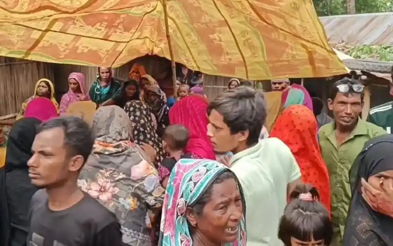 চুয়াডাঙ্গায় শিশুর মৃত্যুর ঘটনায় শোকপ্রকাশ করছে স্থানীয়রা. Channel i News - চ্যানেল আই নিউজ