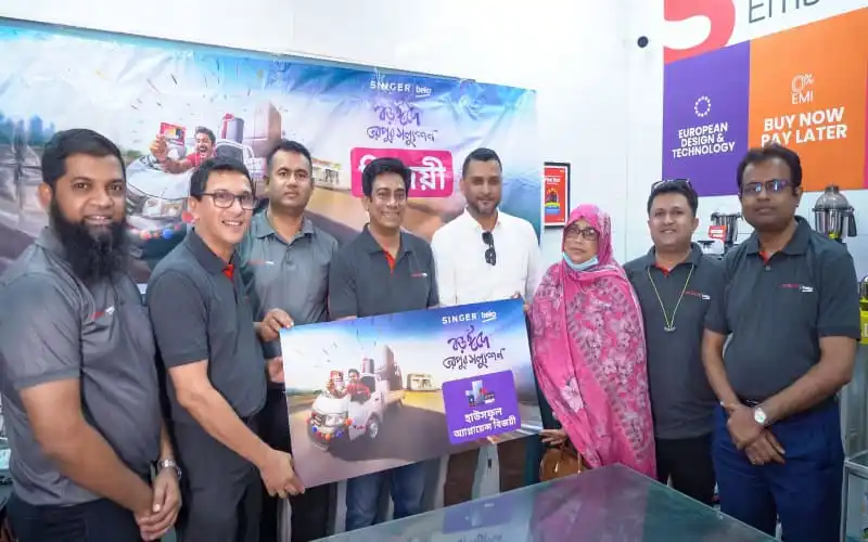 সিঙ্গারের নতুন সলিউশন কার্ডের উদ্বোধনী অনুষ্ঠান, সবাই হাসিমুখে উপস্থিত. Channel i News - চ্যানেল আই নিউজ