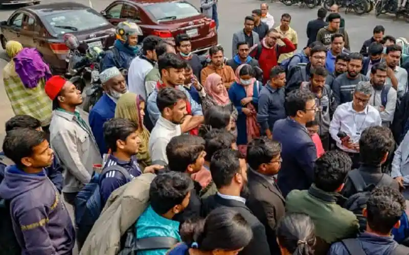 জনপ্রিয় জনতা ভিড়ের মধ্যে, চ্যানেল আই অনলাইন সংবাদ. Channel i News - চ্যানেল আই নিউজ