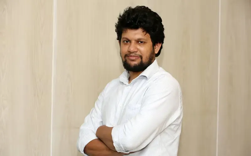 তথ্য উপদেষ্টা একজন যুবক, হাসিমুখে, সাদা শার্ট পরা. Channel i News - চ্যানেল আই নিউজ