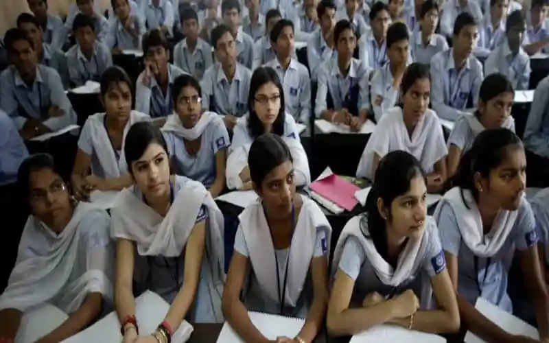 বাংলাদেশের স্কুল ছাত্রীরা ক্লাসে মনোযোগী হয়ে বসে আছে. Channel i News - চ্যানেল আই নিউজ