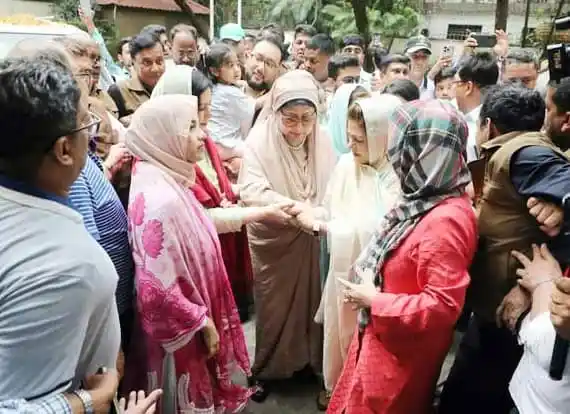 খালেদা জিয়া কাঁধে পুত্রবধূদের নিয়ে ফিরোজায় ফিরছেন. Channel i News - চ্যানেল আই নিউজ