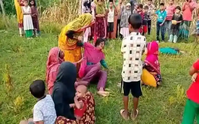 ভুট্টাক্ষেতের পাশে কিশোরীর মরদেহ উদ্ধার, স্থানীয়রা দেখছেন. Channel i News - চ্যানেল আই নিউজ