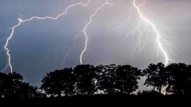 বজ্রপাতের সময় আকাশে ঝলমলে আলো এবং বজ্রের ঝনঝনানি. Channel i News - চ্যানেল আই নিউজ