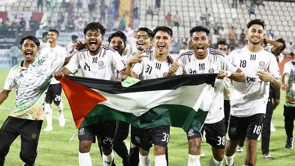 আবাহনী ফুটবল দল বিজয় উদযাপন করছে, পতাকা হাতে নিয়ে. Channel i News - চ্যানেল আই নিউজ