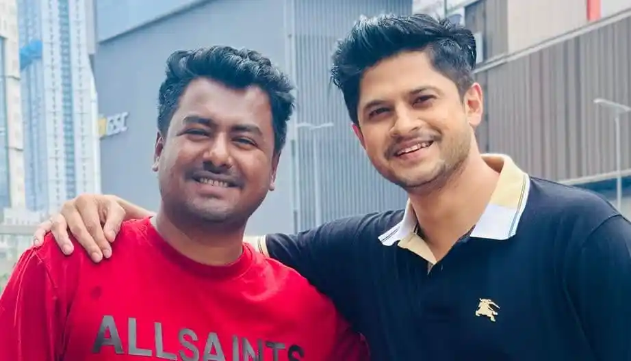 দুজন যুবক বন্ধুর হাস্যোজ্জ্বল ছবি, শহরের ব্যাকড্রপে. Channel i News - চ্যানেল আই নিউজ