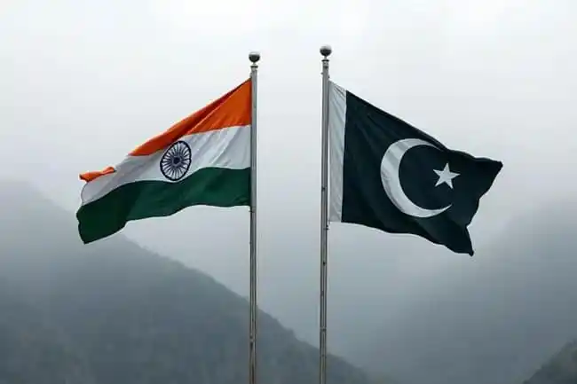 ভারত ও পাকিস্তানের পতাকা ঝুলছে, পাহাড়ি পটভূমিতে. Channel i News - চ্যানেল আই নিউজ