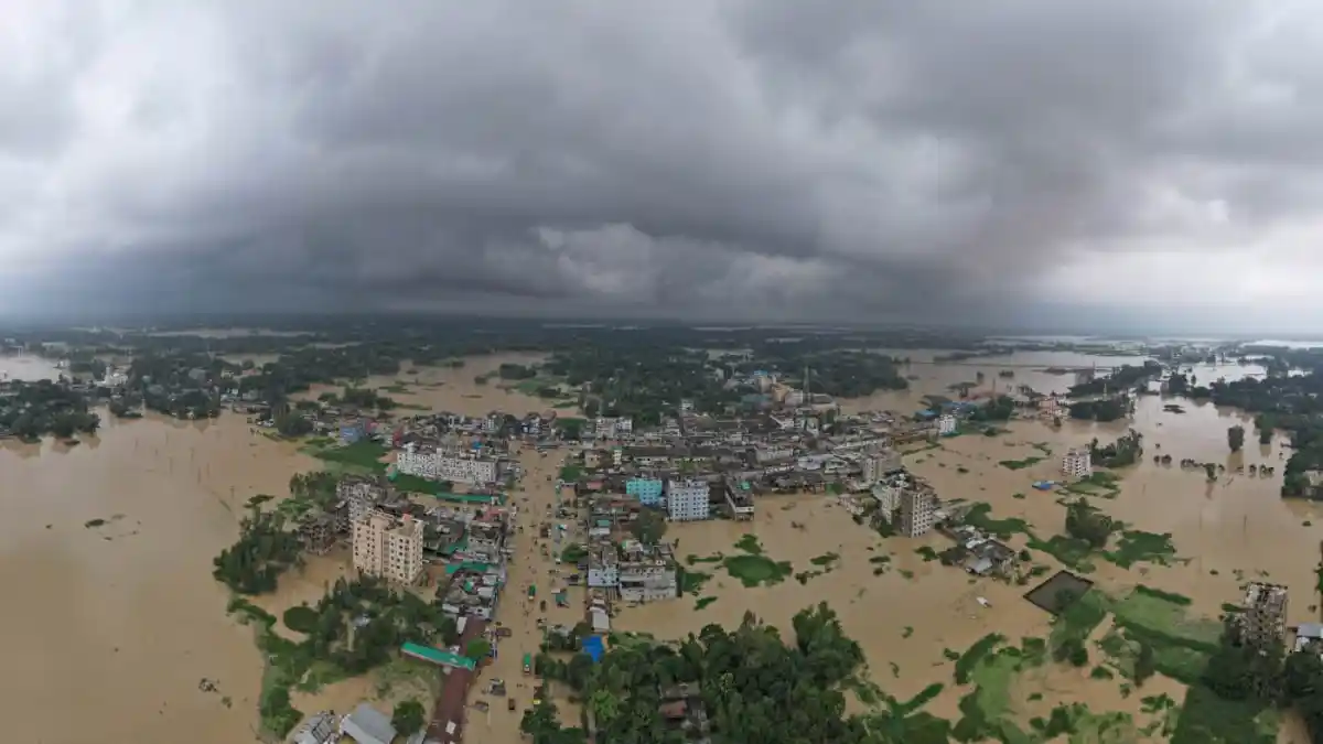 বন্যার পানিতে ডুবে গেছে শহর ও রাস্তা, ঝুঁকি বাড়ছে. Channel i News - চ্যানেল আই নিউজ