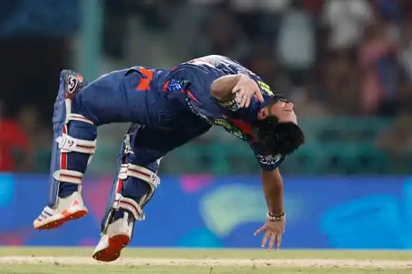 ক্রিকেটার পতনের সময় মাঠে পড়ে আছেন, দর্শকরা দেখছেন. Channel i News - চ্যানেল আই নিউজ