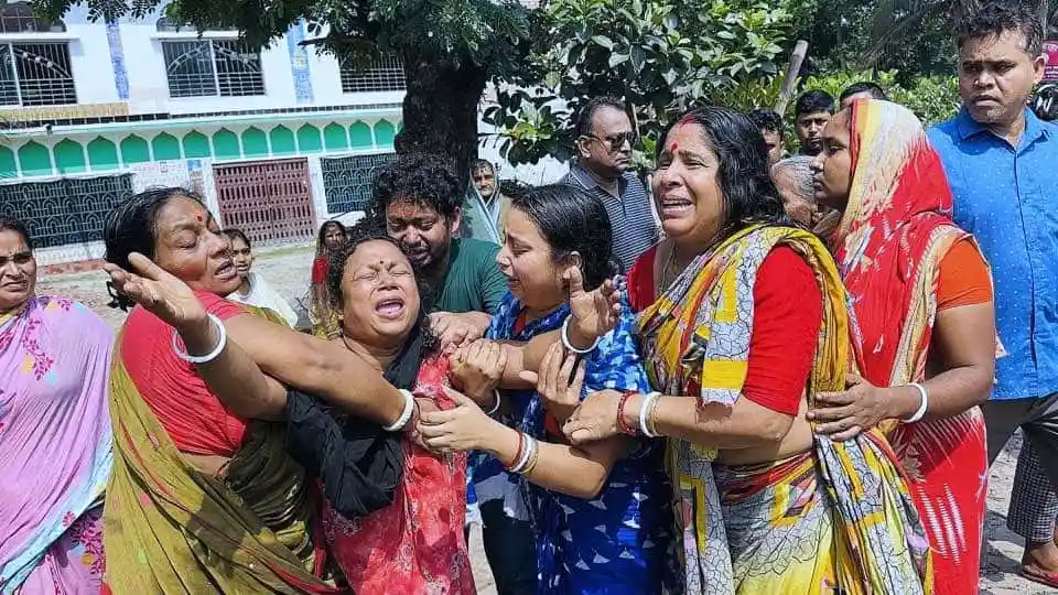 বিপন্ন মা-ছেলে কান্নাকাটি করছে, আশেপাশে লোকজন উপস্থিত. Channel i News - চ্যানেল আই নিউজ
