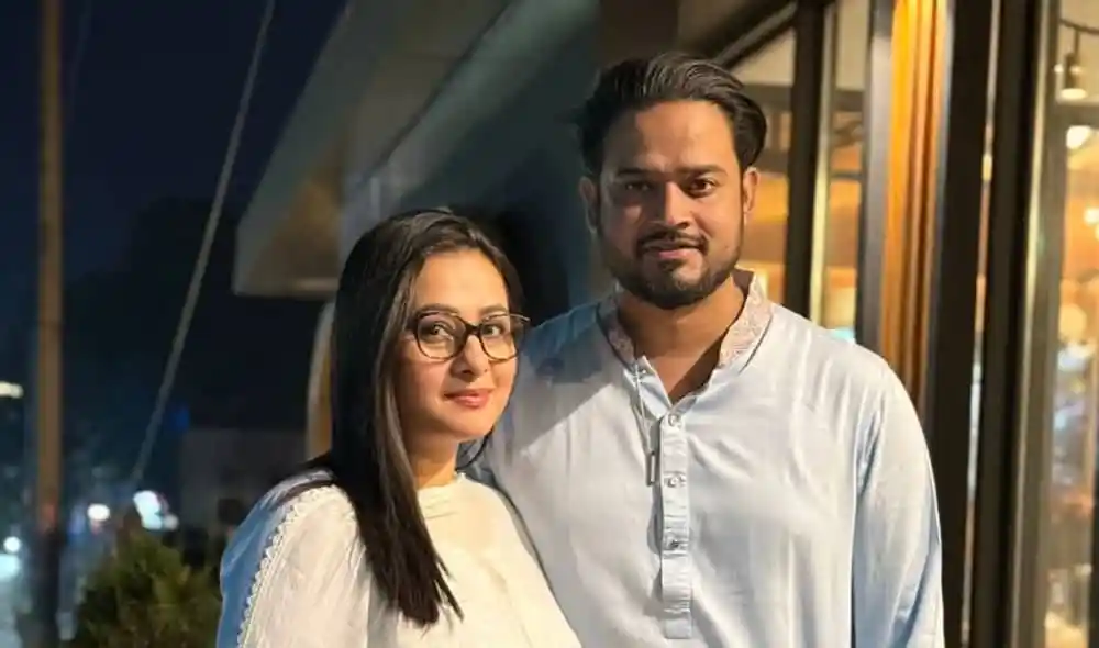 আনন্দময় দম্পতি একসাথে বাইরে ছবি. Channel i News - চ্যানেল আই নিউজ