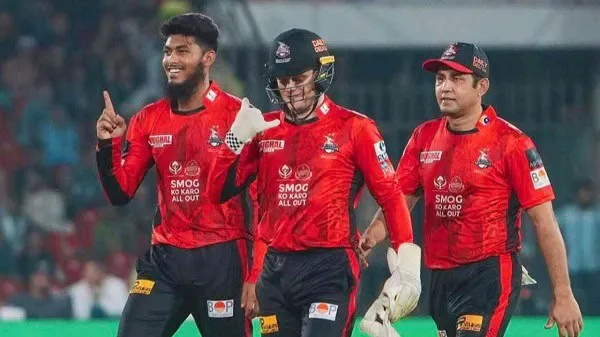 বাংলাদেশ ক্রিকেটাররা লাহোরের মাঠে জয় উদযাপন করছে. Channel i News - চ্যানেল আই নিউজ