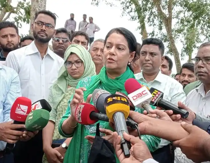 পরিবেশ উপদেষ্টা পরিবেশের ক্ষতি নিয়ে সাংবাদিকদের সঙ্গে কথা বলছেন. Channel i News - চ্যানেল আই নিউজ