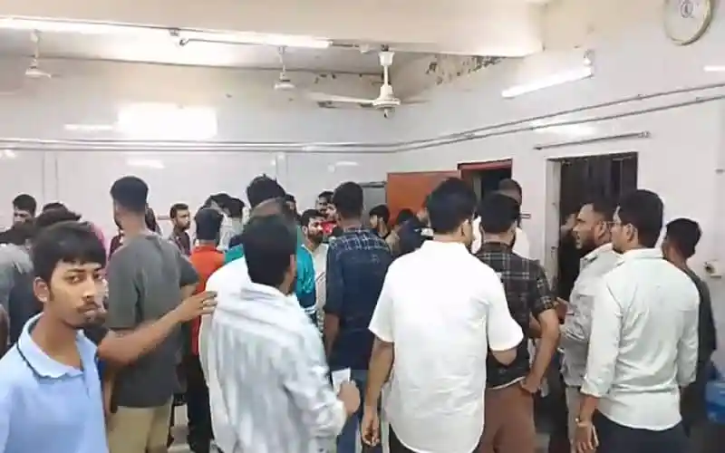 চাঁদপুরে দুর্ঘটনা স্থানে অনেক মানুষ জড়ো হয়েছে. Channel i News - চ্যানেল আই নিউজ