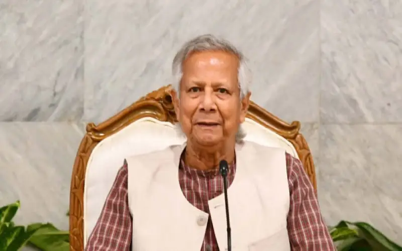 প্রধান উপদেষ্টা বৈঠকে বসে আছেন, পটভূমিতে মার্বেল দেয়াল. Channel i News - চ্যানেল আই নিউজ