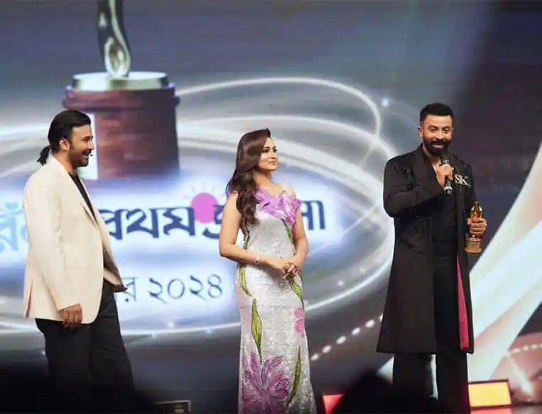 চ্যানেল আই অনলাইন পুরস্কার বিতরণী অনুষ্ঠানে অতিথি ও বিজয়ীরা. Channel i News - চ্যানেল আই নিউজ