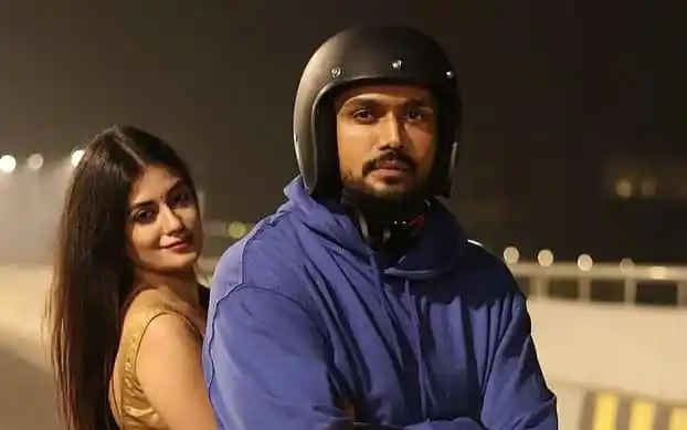 নিরাপদে বাইক চালাচ্ছেন একজন ব্যক্তি, পেছনে একজন নারী।. Channel i News - চ্যানেল আই নিউজ