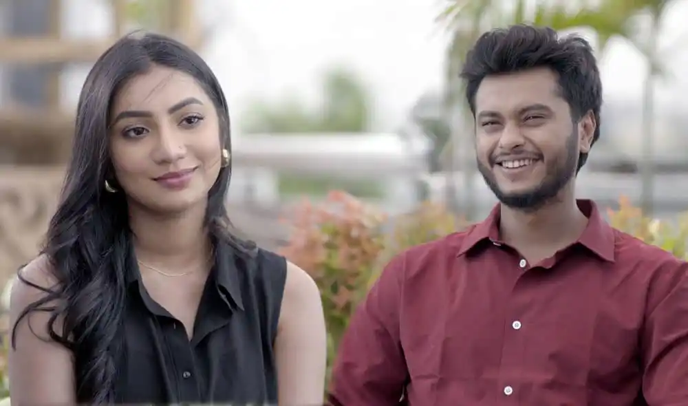 একজন নারী ও একজন পুরুষ হাসিমুখে বসে আছেন. Channel i News - চ্যানেল আই নিউজ