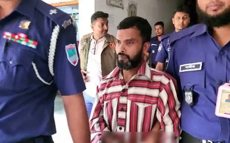 আসামি ও পুলিশ সদস্যদের ছবি, জিজ্ঞাসাবাদ চলছে. Channel i News - চ্যানেল আই নিউজ