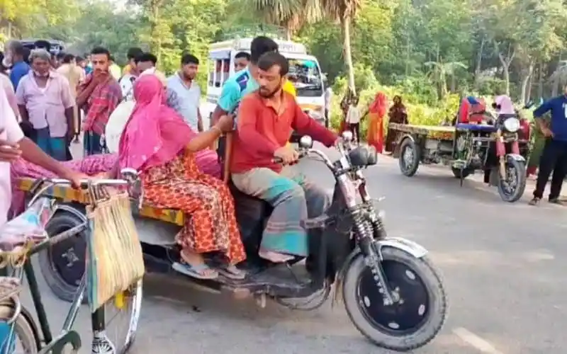 চুয়াডাঙ্গায় মোটরসাইকেল দুর্ঘটনায় আহত ও নিহতের ছবি. Channel i News - চ্যানেল আই নিউজ