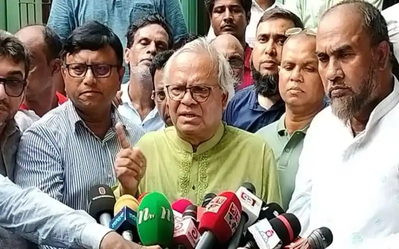 খালেদা জিয়া সংবাদ সম্মেলনে বক্তব্য দিচ্ছেন, সাংবাদিকরা তার পাশে দাঁড়িয়ে. Channel i News - চ্যানেল আই নিউজ