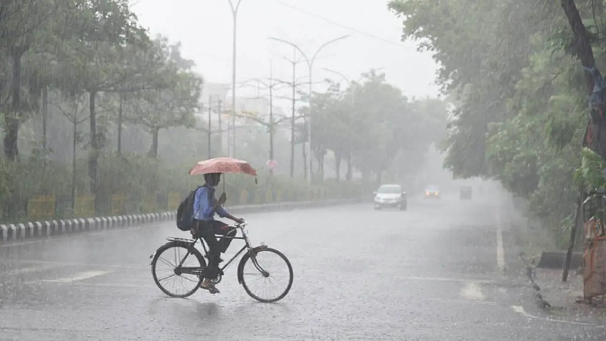 ঢাকায় ভারী বর্ষণে একজন ব্যক্তি সাইকেল চালাচ্ছেন, রাস্তা পানিতে ডুবে গেছে. Channel i News - চ্যানেল আই নিউজ