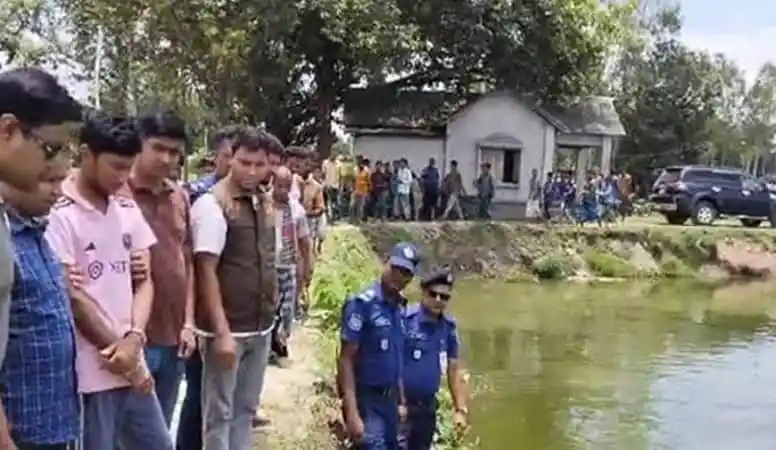 নদীতে মৃতদেহ উদ্ধারের জন্য পুলিশ ও স্থানীয়রা উপস্থিত. Channel i News - চ্যানেল আই নিউজ
