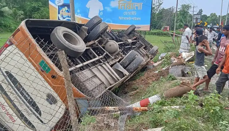 সড়ক দুর্ঘটনায় বাস উল্টে পড়েছে, আহত ও নিহতের খবর. Channel i News - চ্যানেল আই নিউজ