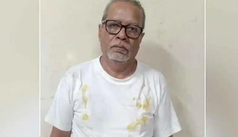 নুরুল হুদা রিমান্ডে থাকা অবস্থায় ছবি, চোখে চশমা পরা পুরুষ. Channel i News - চ্যানেল আই নিউজ