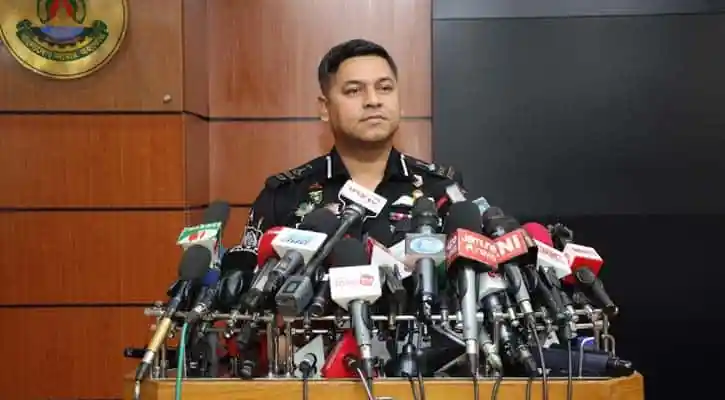 র্যাবের একজন কর্মকর্তা সংবাদ সম্মেলনে বক্তব্য দিচ্ছেন।. Channel i News - চ্যানেল আই নিউজ