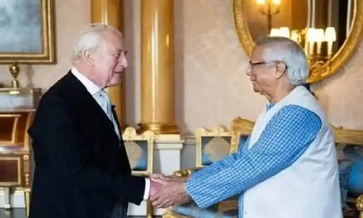 রাজার সাথে প্রধান উপদেষ্টার সাক্ষাৎ, আনুষ্ঠানিক পরিবেশে হাত মেলানো. Channel i News - চ্যানেল আই নিউজ