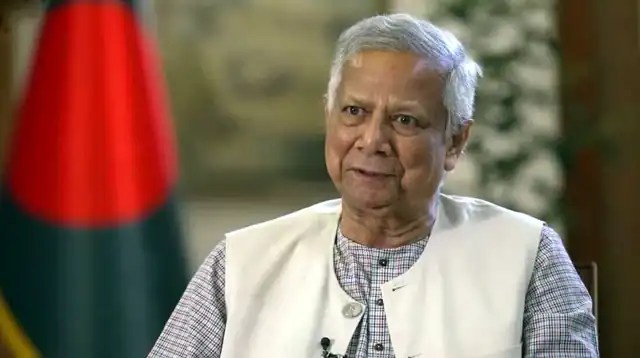 প্রধান উপদেষ্টা জাতির উদ্দেশে ভাষণ দিচ্ছেন, পটভূমিতে বাংলাদেশের পতাকা. Channel i News - চ্যানেল আই নিউজ