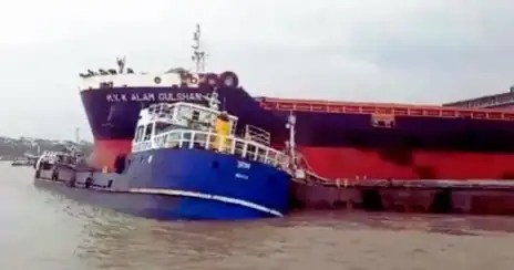 পশুর নদীতে ডুবে থাকা কার্গো জাহাজের ছবি, মোংলা বন্দর. Channel i News - চ্যানেল আই নিউজ