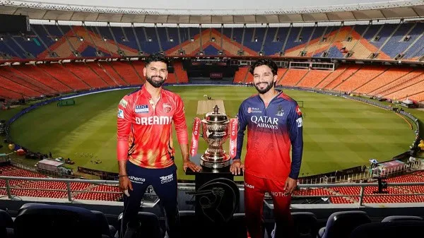 দুই ক্রিকেটার ট্রফি হাতে স্টেডিয়ামে দাঁড়িয়ে. Channel i News - চ্যানেল আই নিউজ
