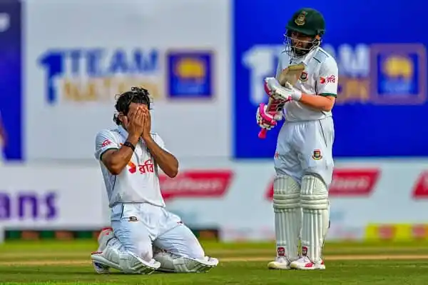 বাংলাদেশ ক্রিকেটাররা মাঠে আবেগপ্রবণ, একজন কাঁদছেন, অন্যজন প্রার্থনা করছেন. Channel i News - চ্যানেল আই নিউজ