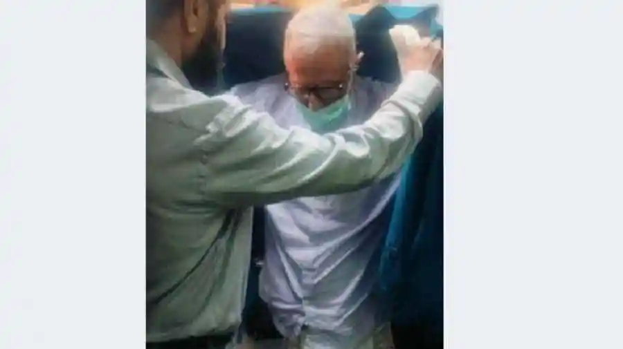 সাবেক রাষ্ট্রপতি আব্দুল হামিদ দেশে ফিরেছেন, নিরাপত্তা কর্মীরা পাশে রয়েছেন. Channel i News - চ্যানেল আই নিউজ