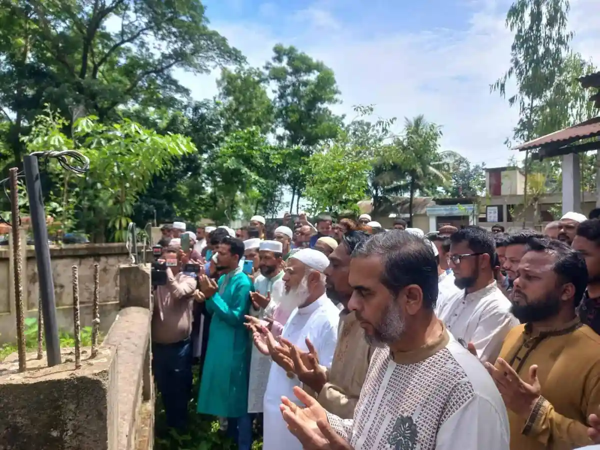 জামায়াত আমীরের নেতৃত্বে কবর জিয়ারতরত মুসল্লিরা. Channel i News - চ্যানেল আই নিউজ