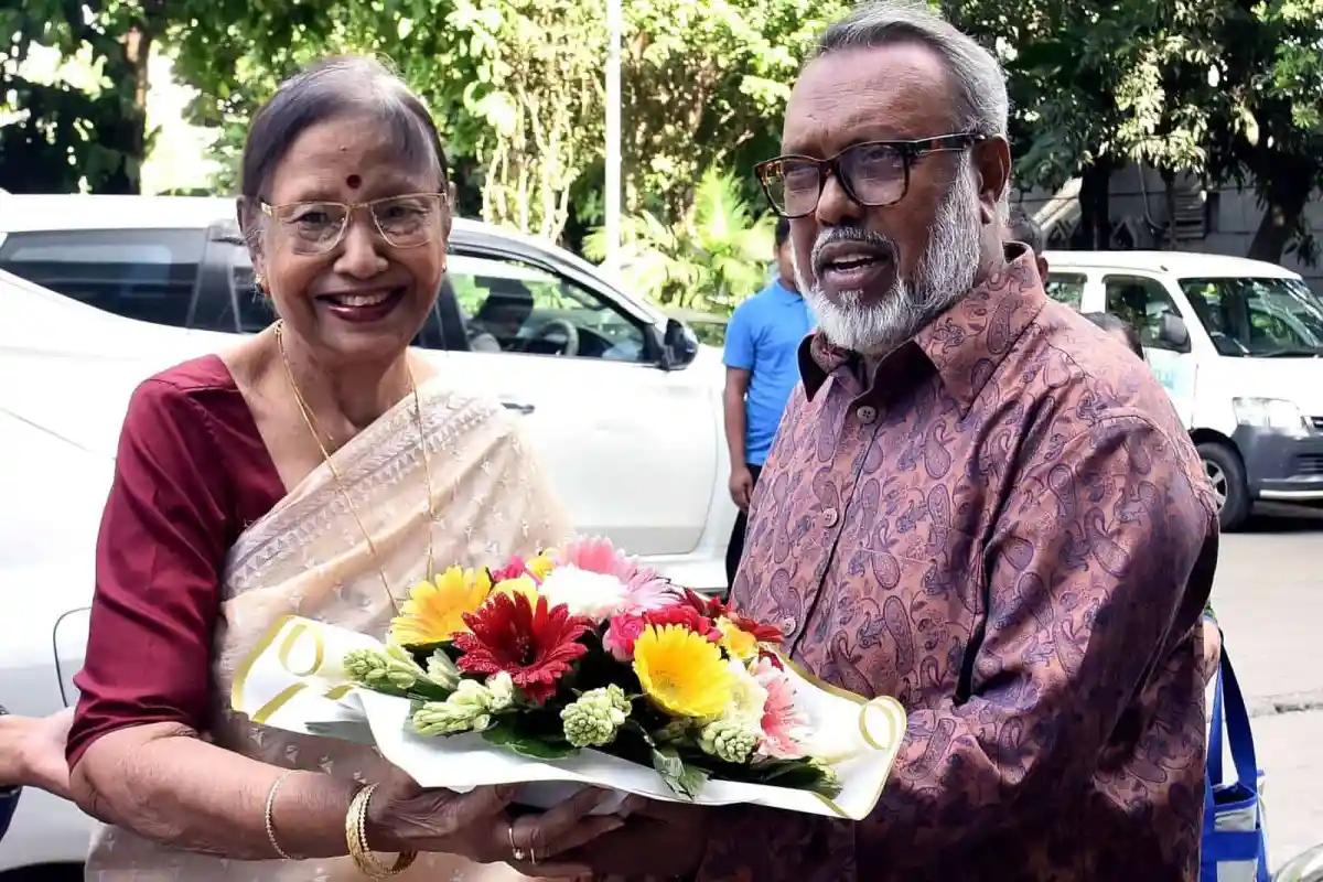 ফেরদৌসী রহমান ও একজন পুরুষের মধ্যে ফুলের তোড়া উপহার আদান-প্রদান. Channel i News - চ্যানেল আই নিউজ