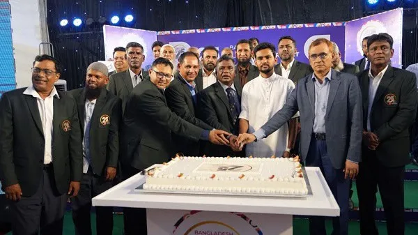রজতজয়ন্তী উদযাপন অনুষ্ঠানে অতিথিরা কেক কাটছেন. Channel i News - চ্যানেল আই নিউজ