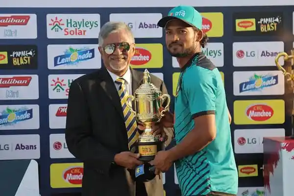 শাকিবের হাতে পুরস্কার তুলে দিচ্ছেন একজন কর্মকর্তা. Channel i News - চ্যানেল আই নিউজ